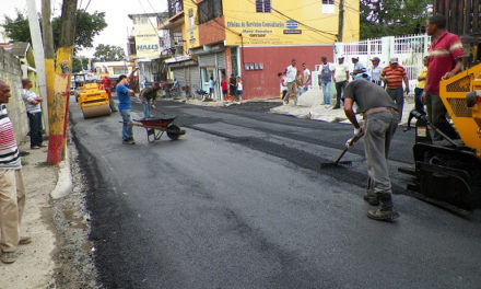 Alcaldía de Los Alcarrizos y Ministerio de Obras Públicas asfaltan calles en el municipio