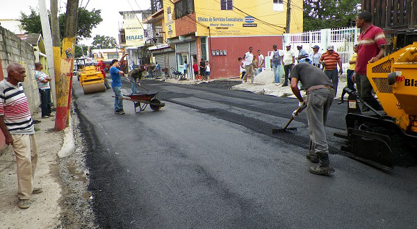 Alcaldía de Los Alcarrizos y Ministerio de Obras Públicas asfaltan calles en el municipio