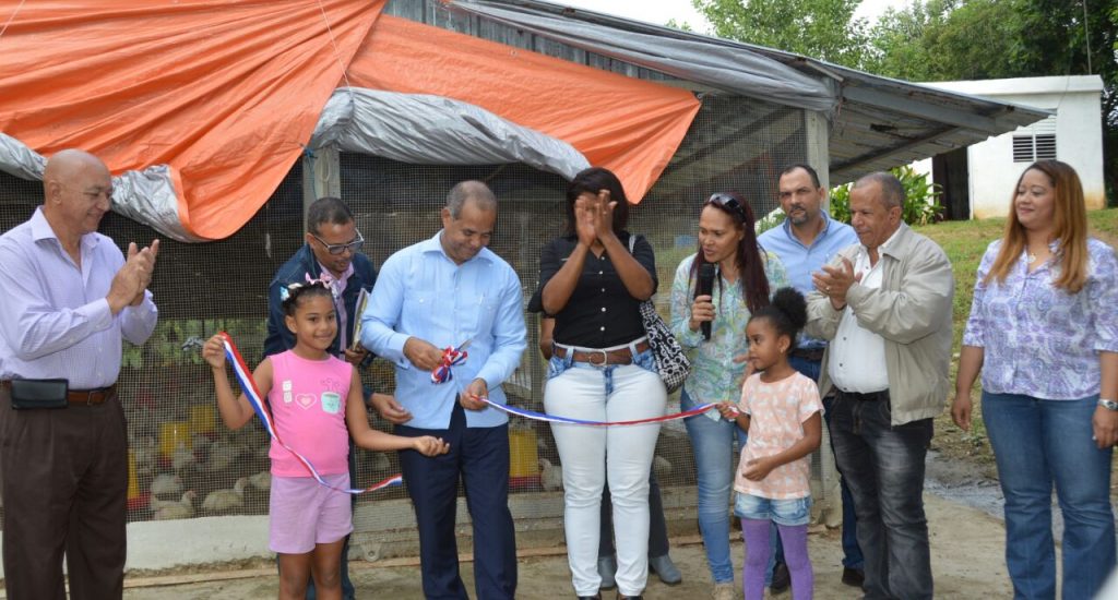 FEDA entrega una granja de pollos a mujeres organizadas de Hato Nuevo, Los Alcarrizos