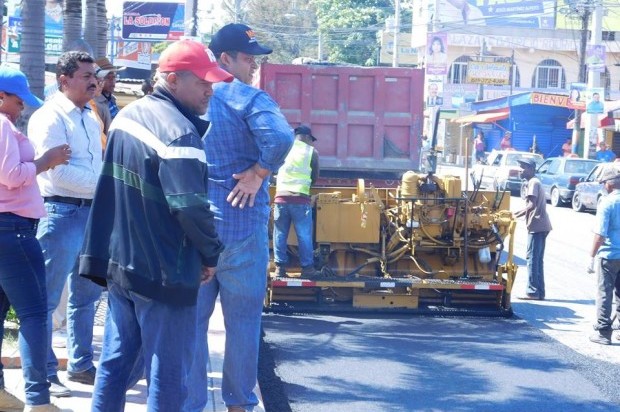 Alcaldía de Los Alcarrizos y Ministerio de Obras Públicas asfaltan calles, Alcarrizos News, Diario Digital