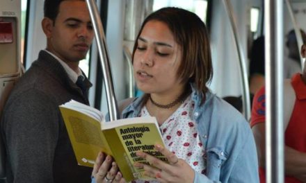 La poesía ocupa por seis días las dos líneas del Metro de Santo Domingo