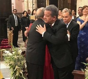 Leonel y Danilo se confunden en un abrazo en boda hija del Presidente Medina