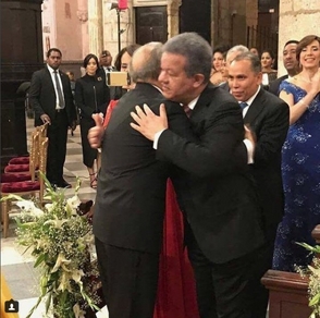 Leonel y Danilo se confunden en un abrazo en boda hija del Presidente Medina