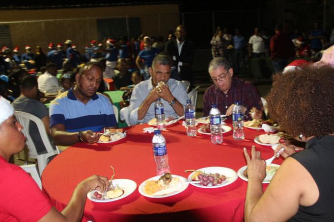 Interior y Policía inicia cenas navideñas en los barrios, celebra en Los Alcarrizos