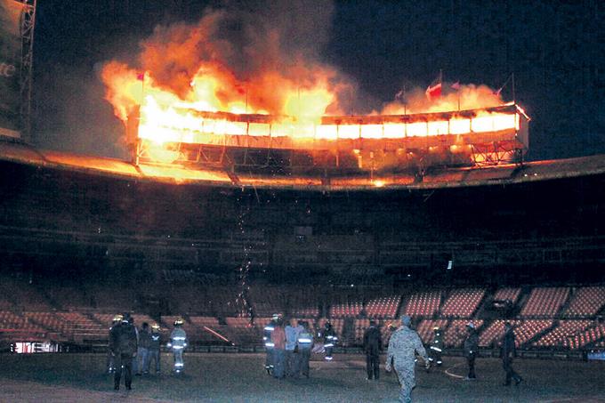 Un fuego destruye por completo el Palco de Prensa en el Estadio Quisqueya Juan Marichal