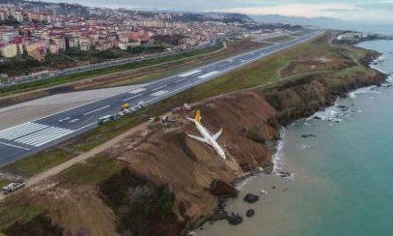 Avión en Turquía se sale de la pista y se queda a metros del Mar Negro