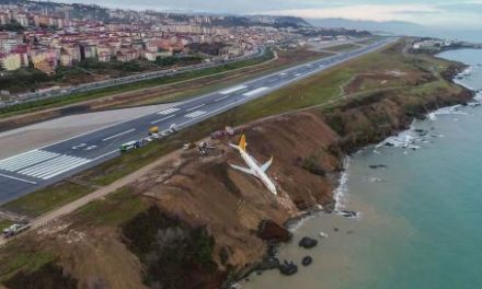 Avión en Turquía se sale de la pista y se queda a metros del Mar Negro