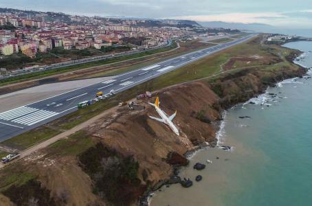 Avión en Turquía se sale de la pista y se queda a metros del Mar Negro