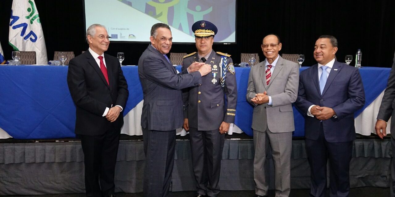 Director de Policía Nacional recibe Medalla al Mérito por su impecable carrera pública durante 27 años