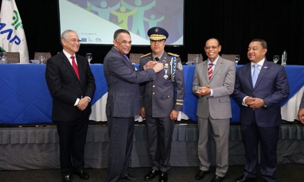 Director de Policía Nacional recibe Medalla al Mérito por su impecable carrera pública durante 27 años