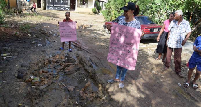 En Palmarejito los moradores carecen de los servicios básicos, pero les sobra la pobreza y la insalubridad