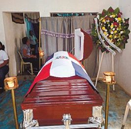 Familiares sepultan los restos mortales de los dos oficiales que fueron acribillados por desconocidos