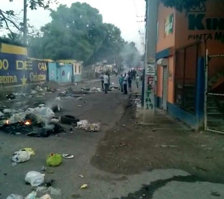 Policía baleado, decenas de arrestos y un alcalde en aprietos