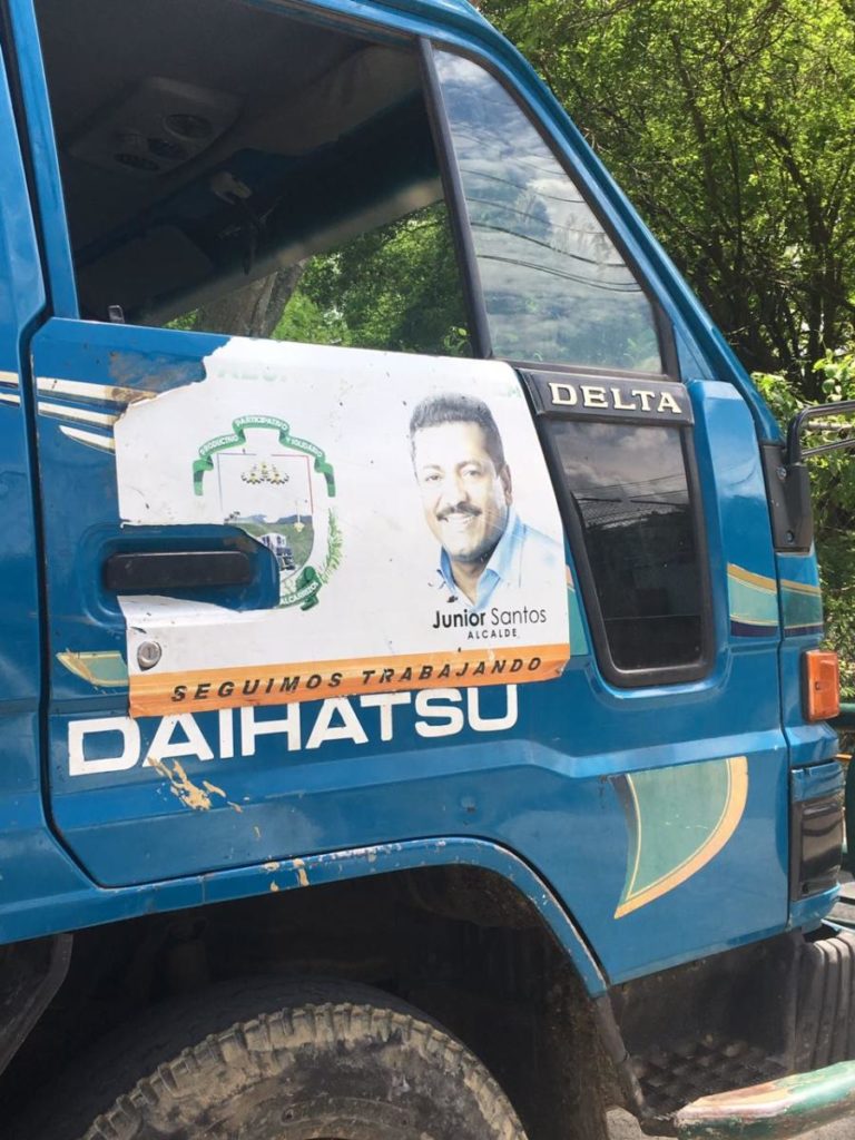 Residentes indignados por cierre ilegal de calles y el abuso de poder del magnate Junior Santos