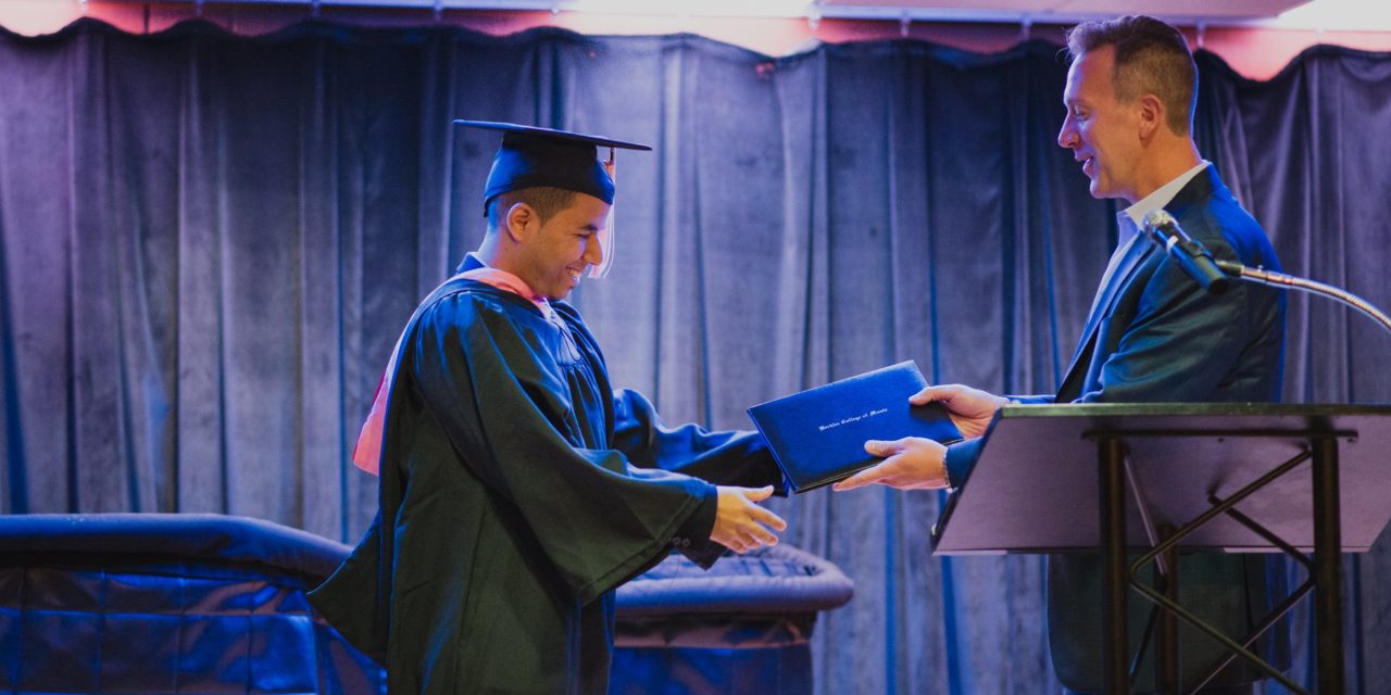Alcarricense alcanza máximos honores al graduarse con Summa Cum Laude en Berklee College of Music