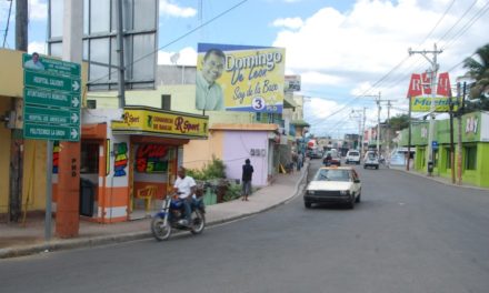 Cientos de pasajeros varados por paro de FENATRANO en Los Alcarrizos