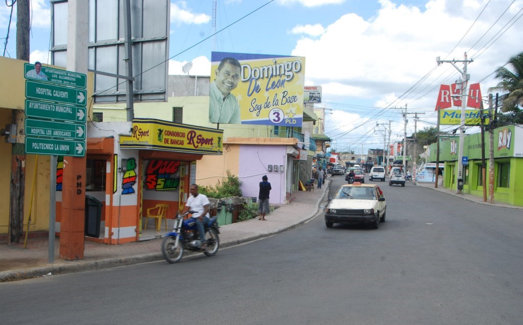 Cientos de pasajeros varados por paro de FENATRANO en Los Alcarrizos