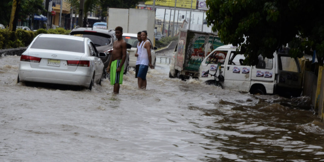 COE reporta 55 desplazados y 11 viviendas afectadas por Isaac