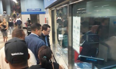 Ministro de Educación toma el Metro de Santo Domingo para desplazarse a su oficina política