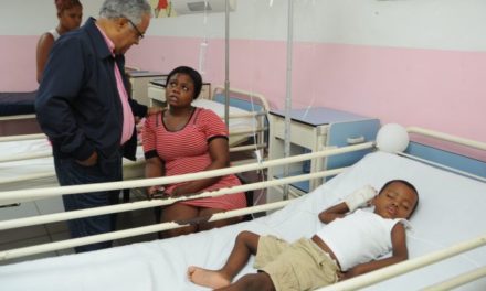 Ministro de Salud Pública, visita Hospital Vinicio Calventi y conversa con pacientes