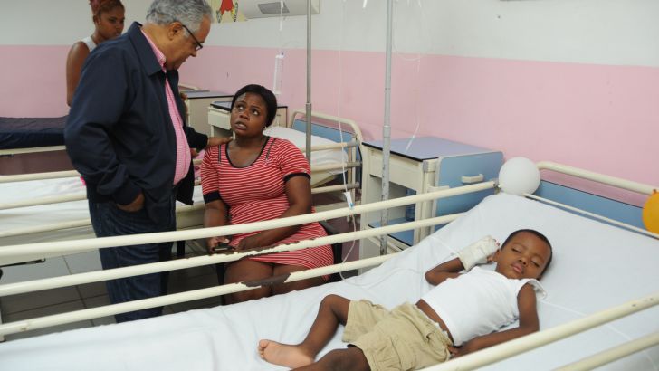 Ministro de Salud Pública, visita Hospital Vinicio Calventi y conversa con pacientes