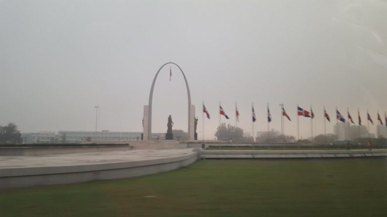 Densa neblina cubre la ciudad capital y el Gran Santo Domingo este domingo