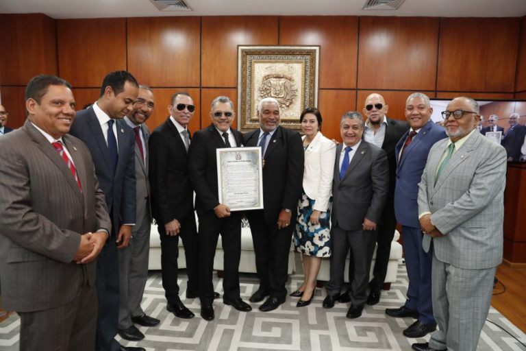 Cámara de Diputados reconoce trayectoria de los Hermanos Rosario en sus 40 años de carrera