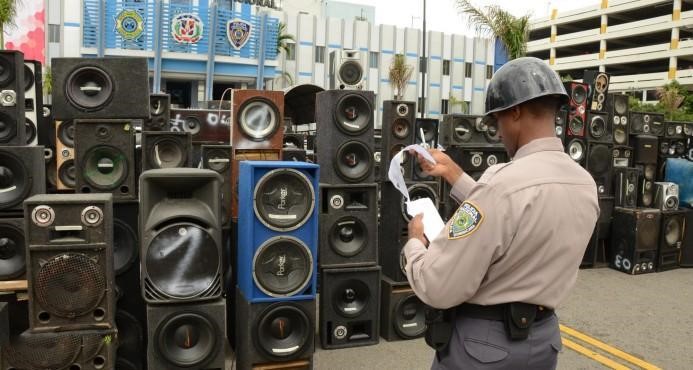 DIRECTOR REGIONAL PN LOS ALCARRIZOS ADVIERTE ARRECIARÁ OPERATIVOS EN CONTRA DE CONTAMINACIÓN SÓNICA; EXHORTA A COMERCIANTES A SER PRUDENTES