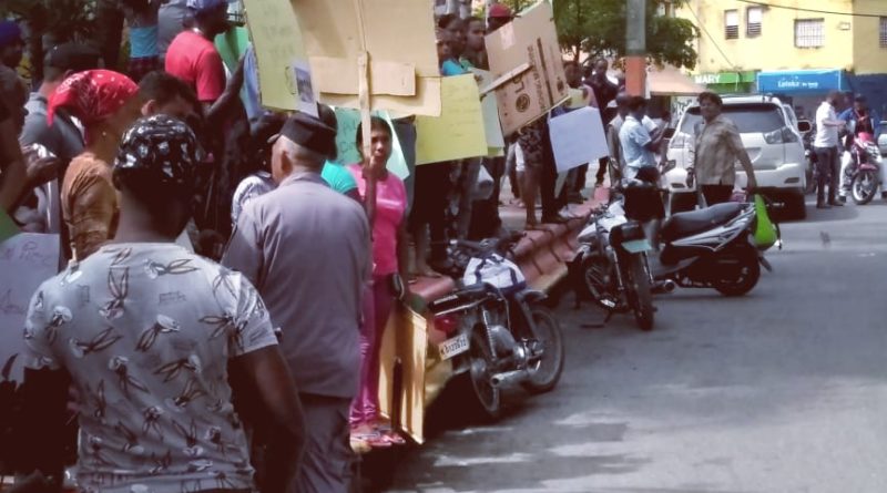 Desalojados ilegalmente en Los Alcarrizos se manifiestan en las calles