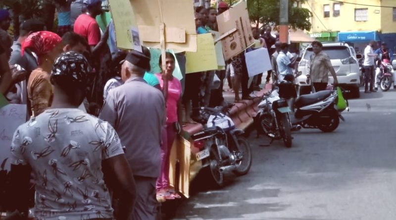 Desalojados ilegalmente en Los Alcarrizos se manifiestan en las calles