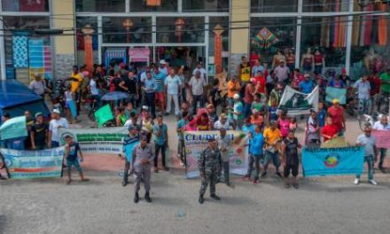 Moradores de La Piña de Los Alcarrizos protestan frente al ayuntamiento local