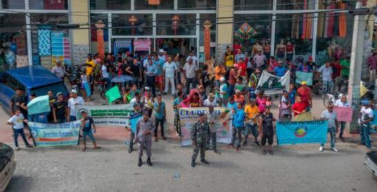 Moradores de La Piña de Los Alcarrizos protestan frente al ayuntamiento local