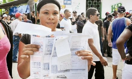 Moradores del barrio Nuevos Horizontes de Los Alcarrizos están hartos de apagones