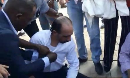 (VIDEO) Lanzan bombas lacrimógenas a diputado de Leonel que estaba frente al Congreso