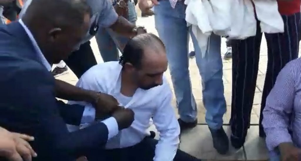 (VIDEO) Lanzan bombas lacrimógenas a diputado de Leonel que estaba frente al Congreso
