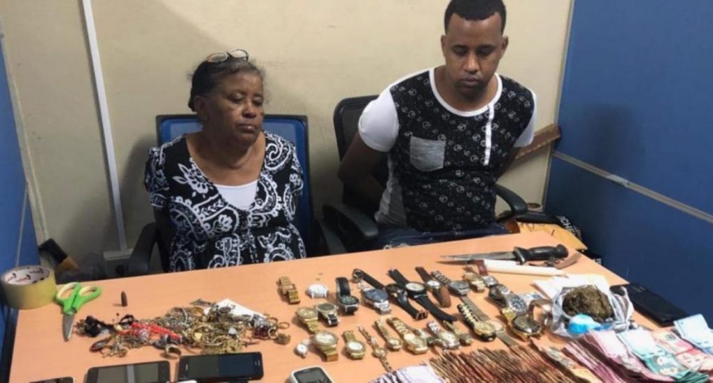 Una mujer y su hijo acusados de vender drogas en el sector La Venta de Manoguayabo