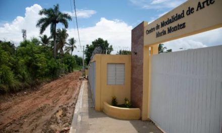 Lodo y falta de equipamiento impiden el inicio del año escolar en San Miguel, Los Alcarrizos