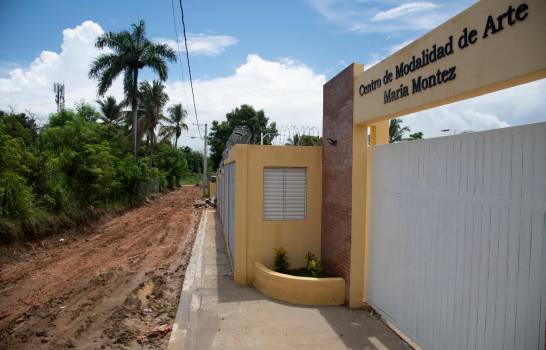 Lodo y falta de equipamiento impiden el inicio del año escolar en San Miguel, Los Alcarrizos