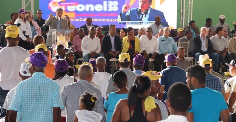 Políticos de uno y otro partido se dan un baño de pueblo en Los Alcarrizos