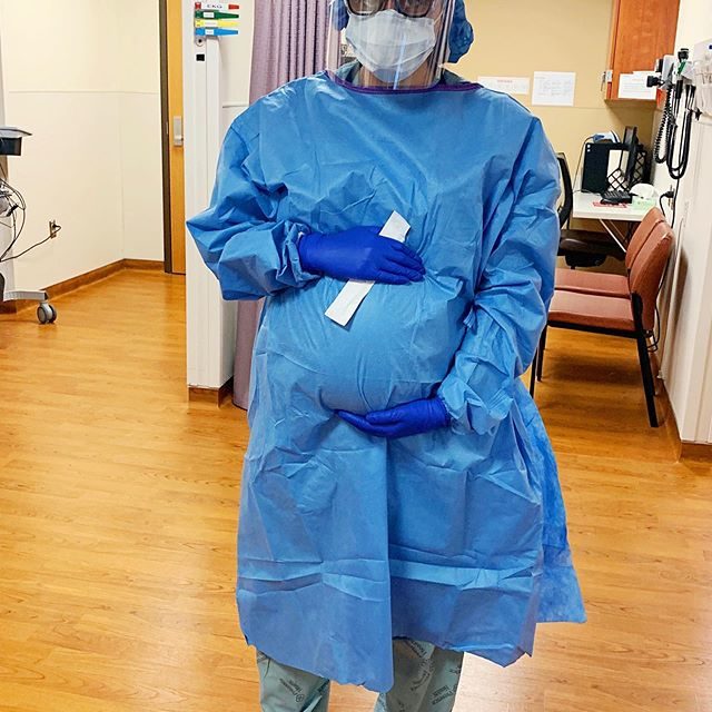 Taylor Poynter, joven doctora embarazada lucha contra el coronavirus en salas de emergencias