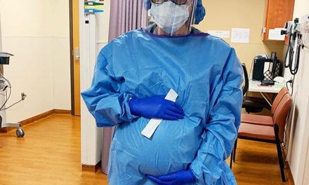 Taylor Poynter, joven doctora embarazada lucha contra el coronavirus en salas de emergencias