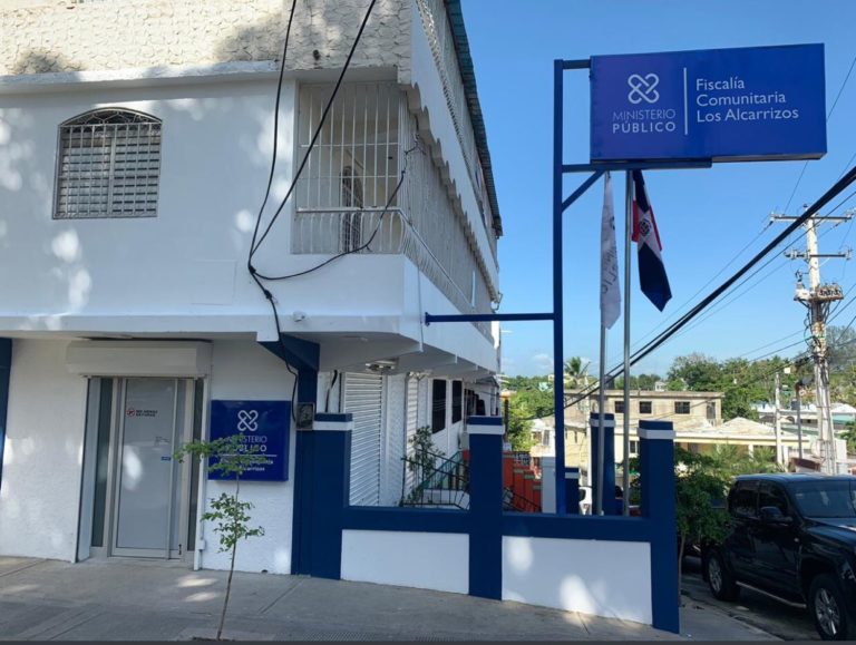 Hombre citado para conciliar destruye mobiliario y le cae a mordidas al fiscal