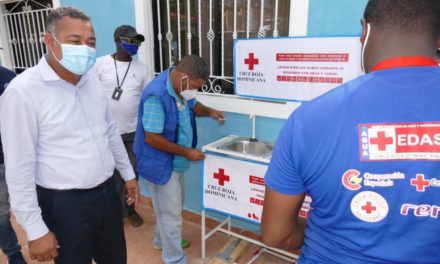 Alcaldía Boca Chica instala lavamanos donados por la Cruz Roja Dominicana