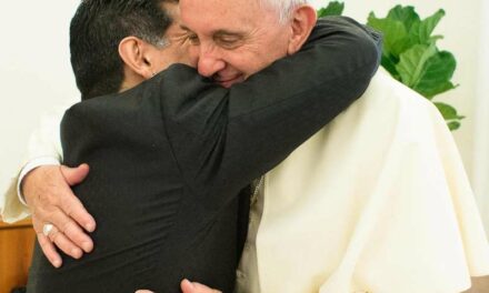 El «abrazo del hijo pródigo»: la relación de Maradona con el Papa Francisco