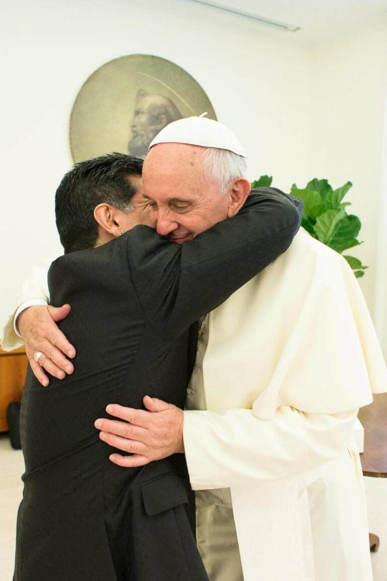 El «abrazo del hijo pródigo»: la relación de Maradona con el Papa Francisco