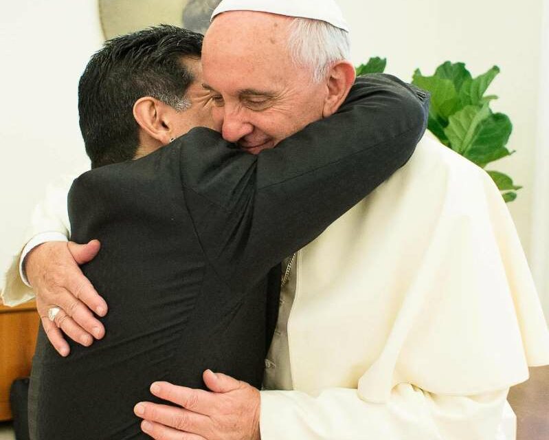 El «abrazo del hijo pródigo»: la relación de Maradona con el Papa Francisco