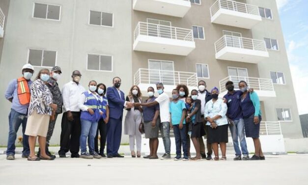 Gobierno entrega vivienda a familia de niña asesinada durante asalto en Los Alcarrizos