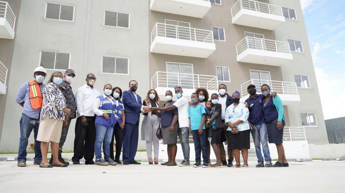 Gobierno entrega vivienda a familia de niña asesinada durante asalto en Los Alcarrizos