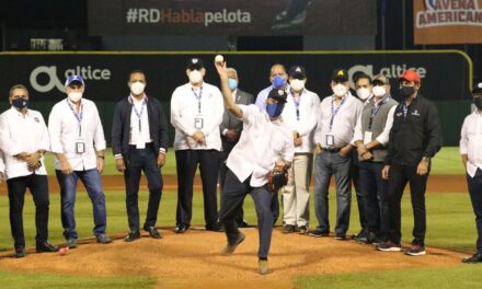 Tigres del Licey derrotan a los Leones del Escogido con marcador de 8-3