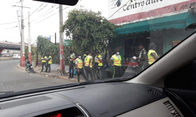 Agentes de la Digesett entre el ocio y la colocación de las multas